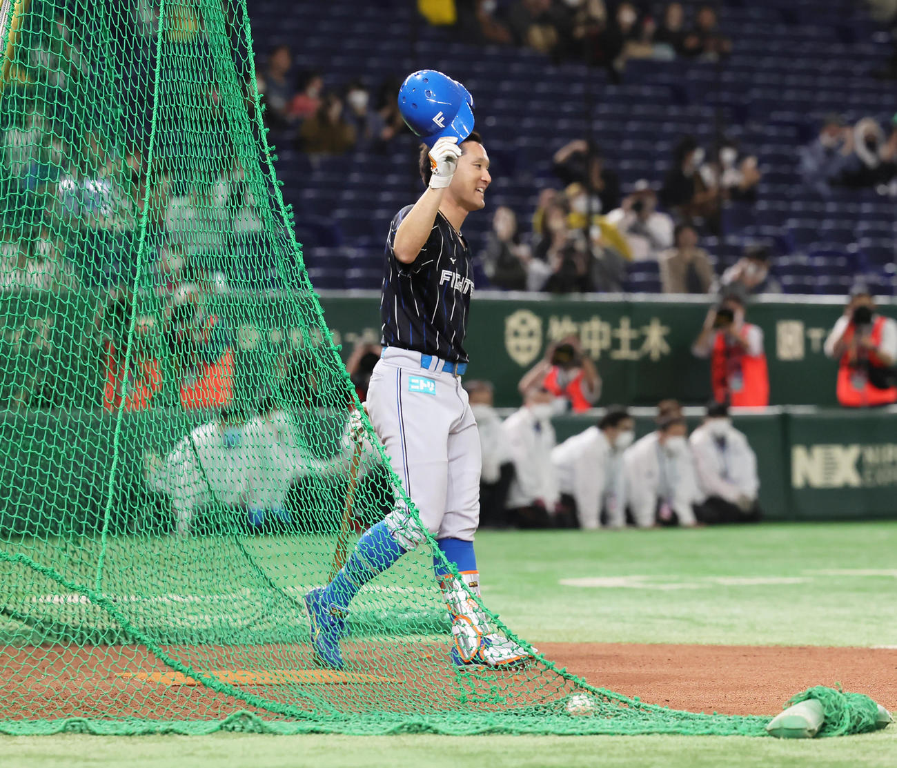試合前の打撃練習を終え笑顔を見せる日本ハム杉谷（撮影・足立雅史）