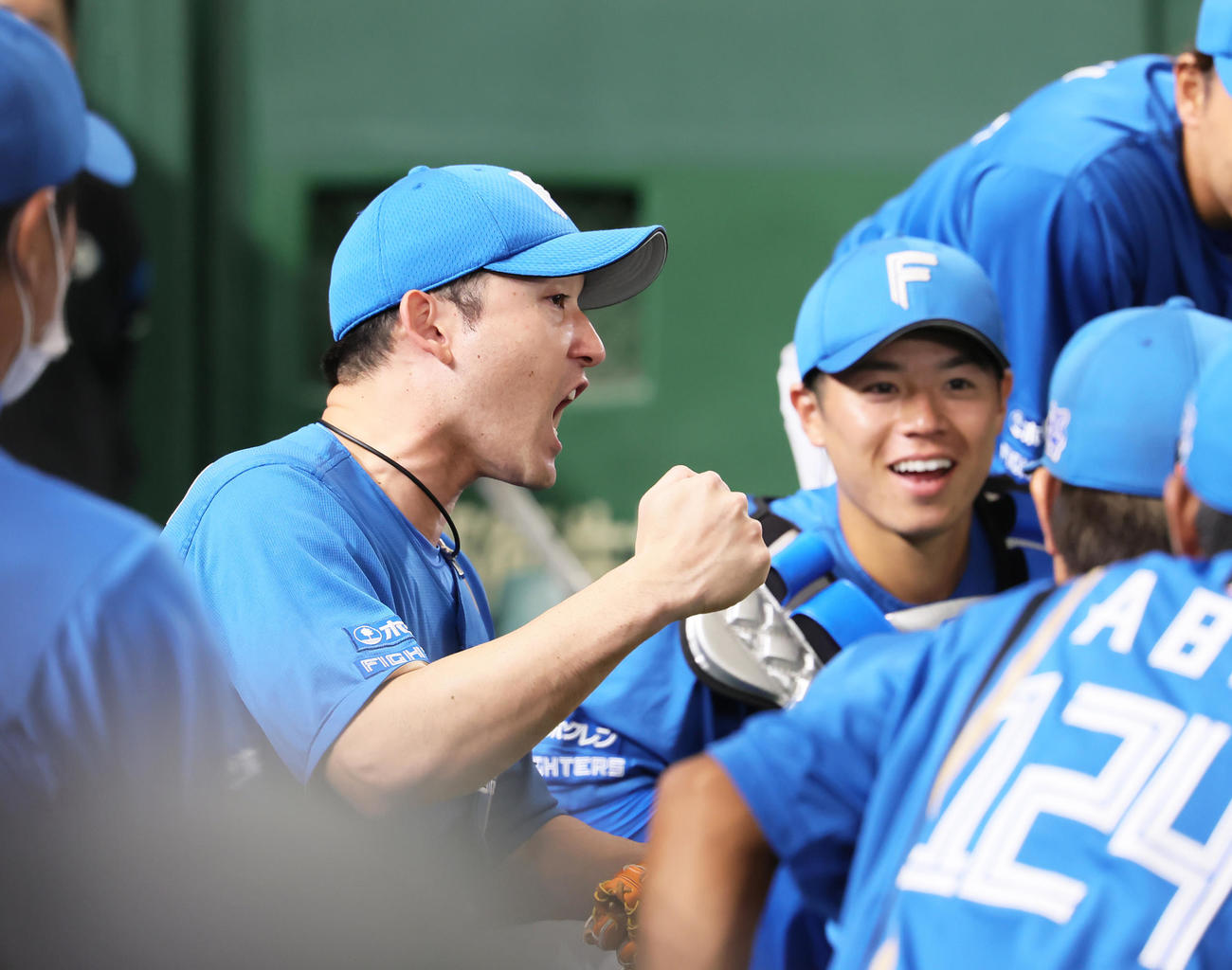 試合前の円陣で声出しする日本ハム杉谷（撮影・足立雅史）
