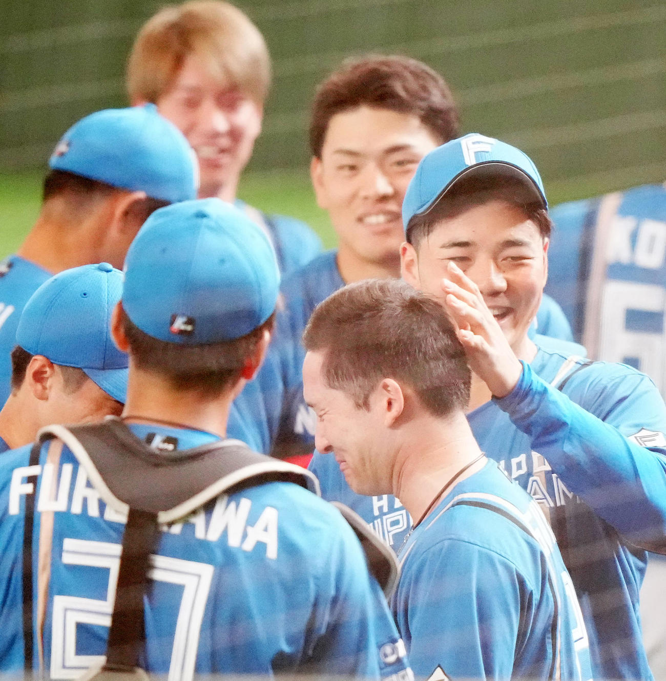 日本代表対日本ハム　試合前、ベンチ前での円陣で声出しし、日本ハム清宮（右端）から手を添えられる杉谷（撮影・江口和貴）