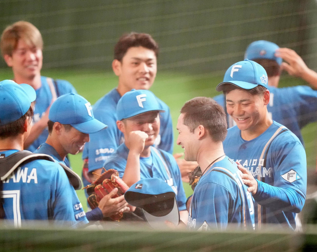 日本代表対日本ハム　試合前、ベンチ前での円陣で声出しし、日本ハム清宮（右端）から手を添えられる杉谷（撮影・江口和貴）