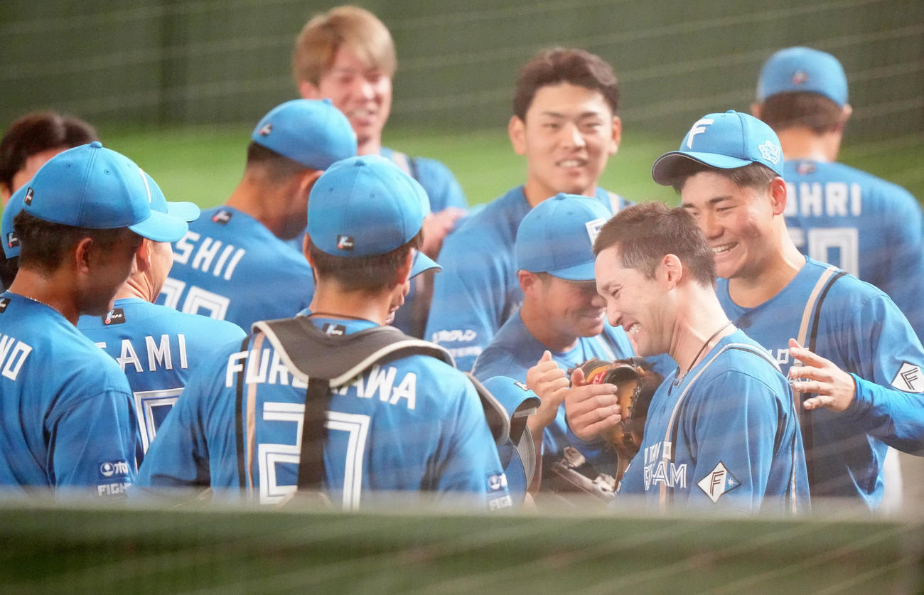 日本代表対日本ハム　試合前、ベンチ前での円陣で声出しし、日本ハム清宮（右端）から手を添えられる杉谷（撮影・江口和貴）