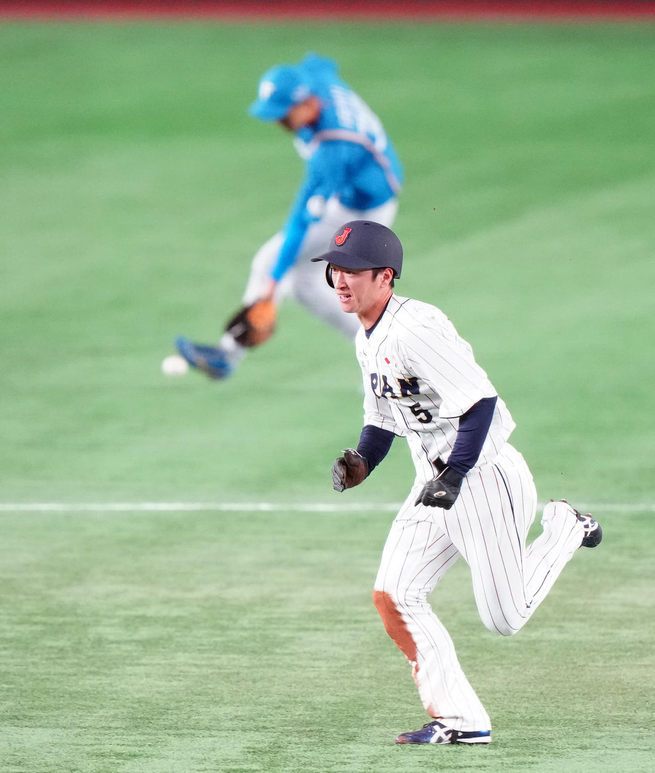 日本代表対日本ハム　1回裏日本代表無死一塁、二塁盗塁を決め、相手悪送球の間に三塁へ進塁する近本（撮影・江口和貴）
