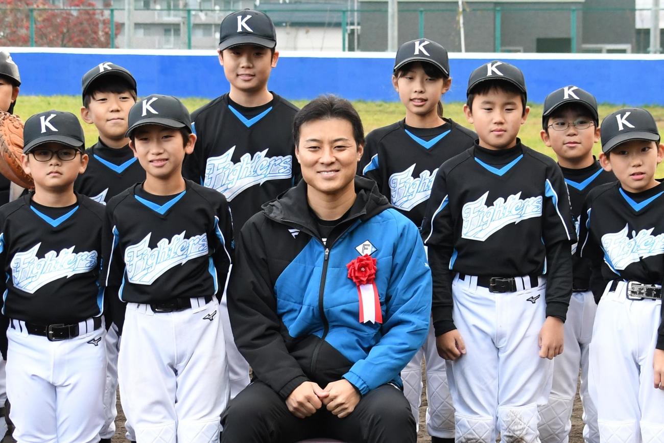 少年野球チームのメンバーとの記念撮影に応じる田中SA（前列左から3人目）（撮影・石井翔太）