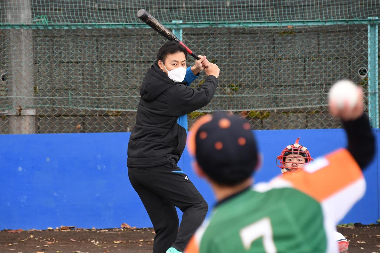 野球場改修を記念した始球式で打席に立つ田中SA（撮影・石井翔太）