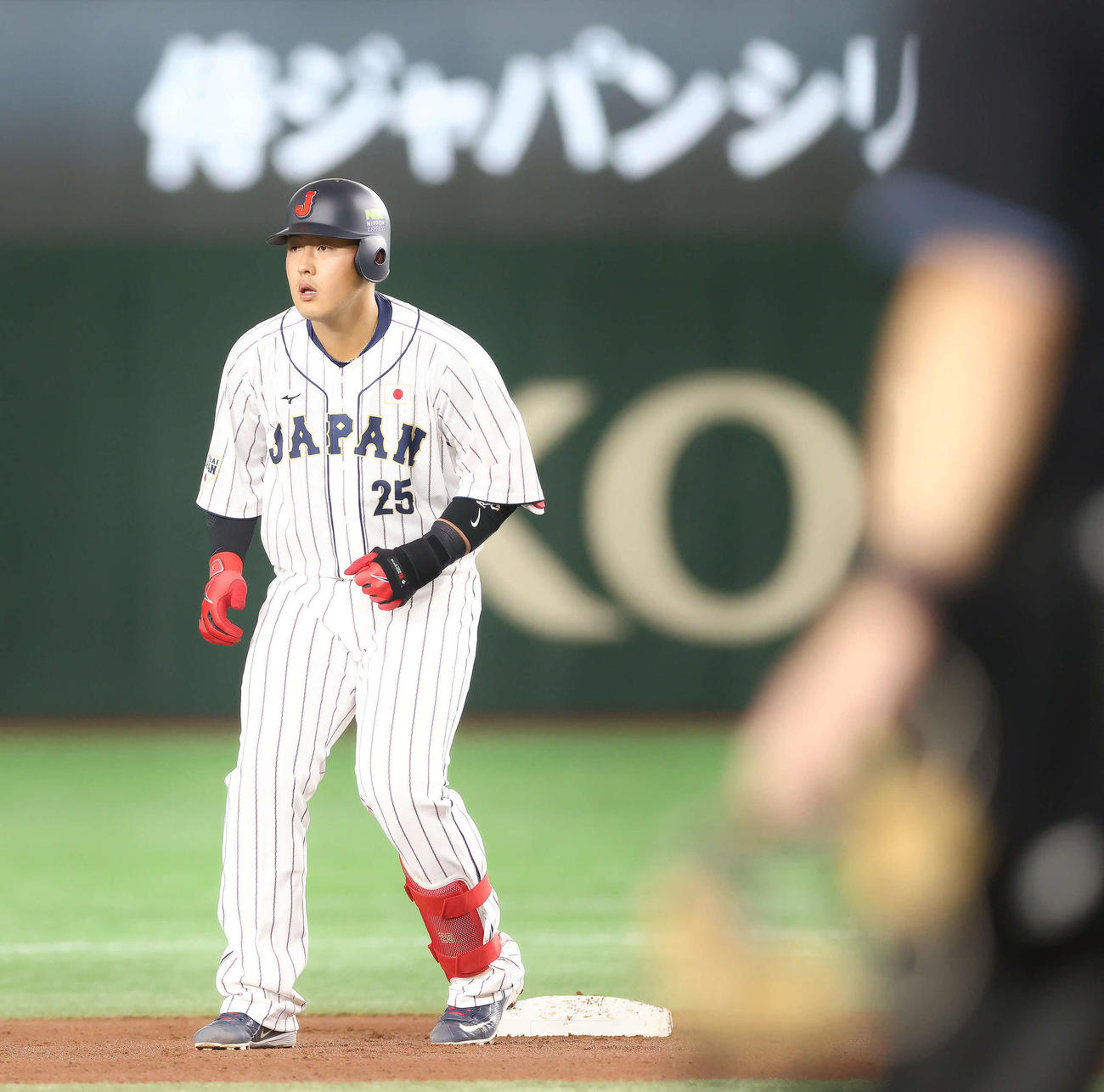 日本代表対日本ハム　1回裏日本代表1死、左翼線にに放ち二塁に出塁する岡本和（撮影・河田真司）