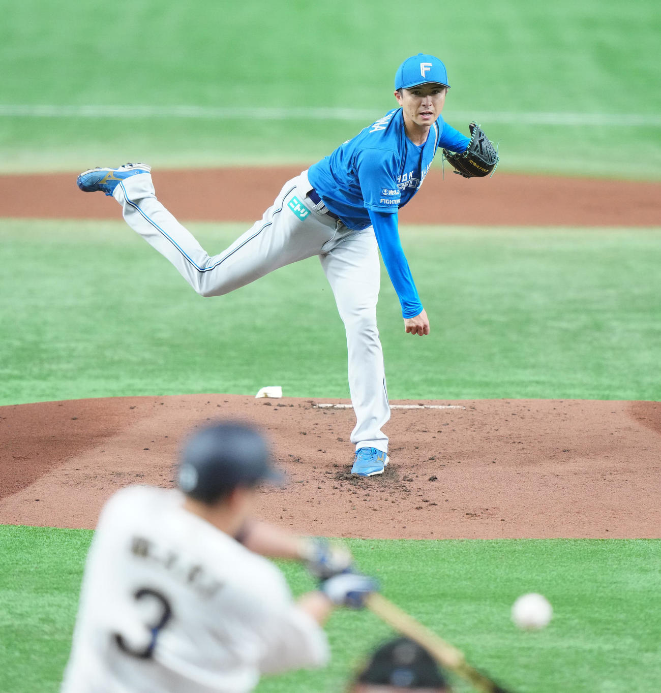 日本代表対日本ハム　1回裏日本代表1死、牧（手前）にソロ本塁打を浴びる上沢（撮影・江口和貴）
