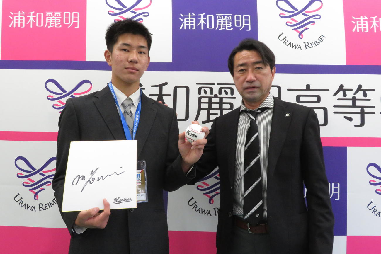 ロッテ育成ドラフト1位の浦和麗明・吉川（左）は担当の中川スカウト（右）らから指名あいさつを受けた（撮影・金子真仁）