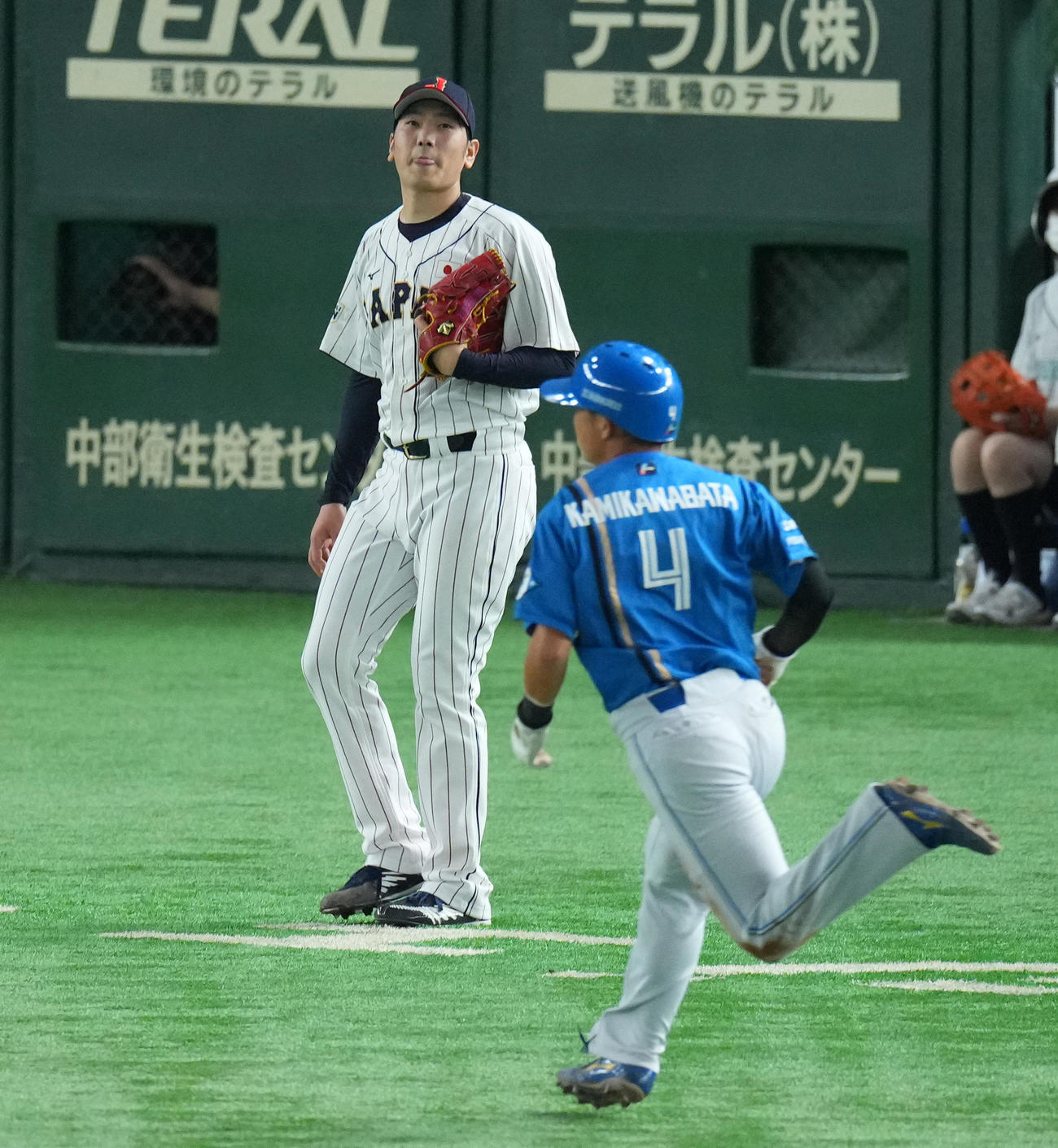 日本代表対日本ハム　4回表日本ハム2死一塁、宇佐見に適時二塁打を許しぼうぜんとする石川（撮影・垰建太）