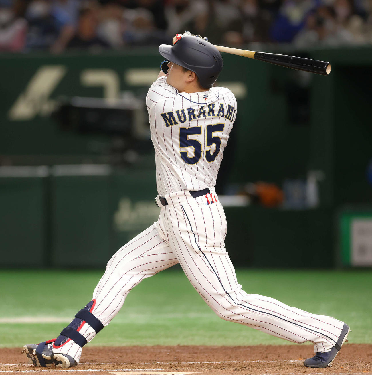 日本代表対日本ハム　6回裏日本代表無死、右越えソロ本塁打を放つ村上（撮影・河田真司）