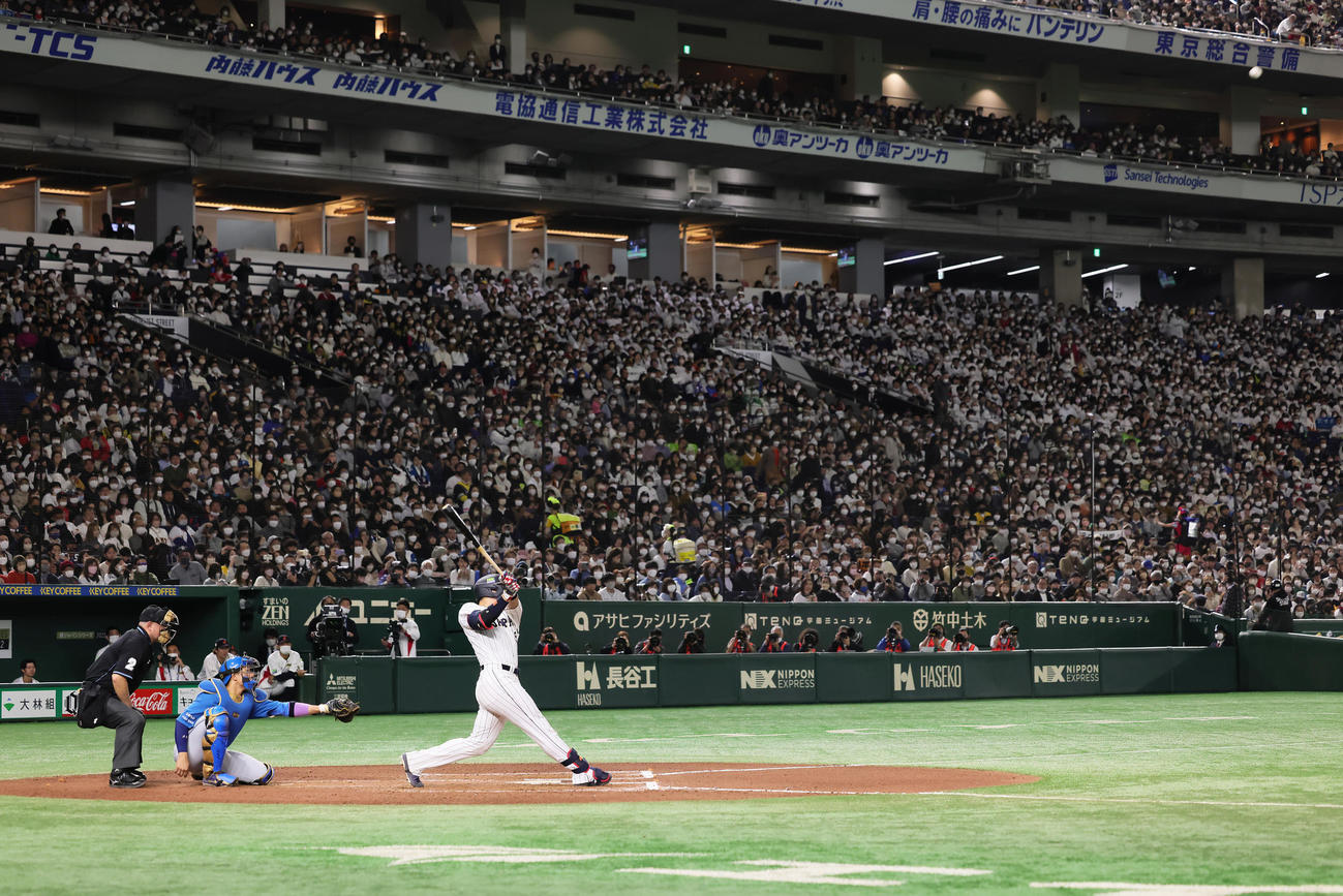 日本代表対日本ハム　6回裏日本代表無死、右越え本塁打を放つ村上（撮影・足立雅史）