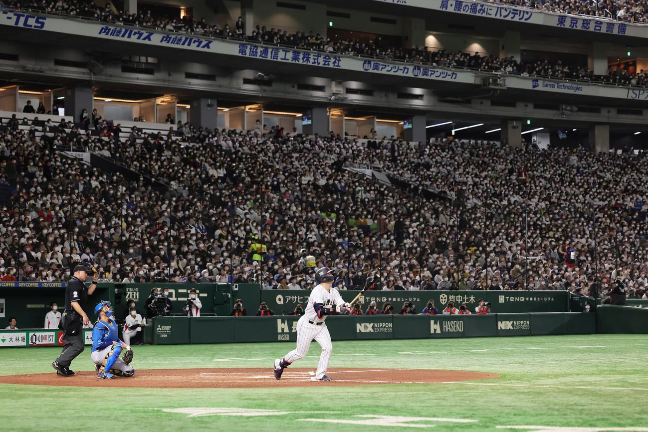 日本代表対日本ハム　6回裏日本代表無死、右越え本塁打を放つ村上（撮影・足立雅史）