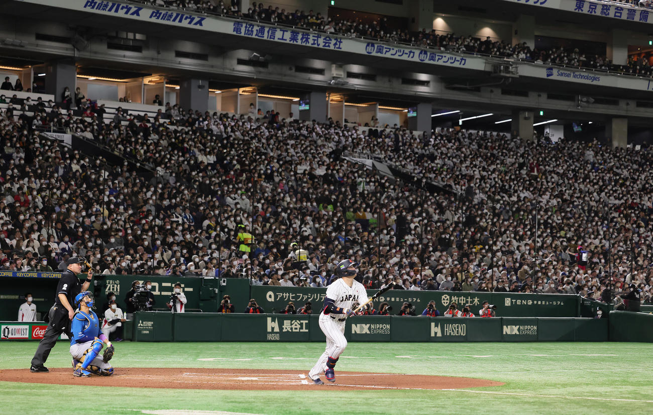 日本代表対日本ハム　6回裏日本代表無死、右越え本塁打を放つ村上（撮影・足立雅史）