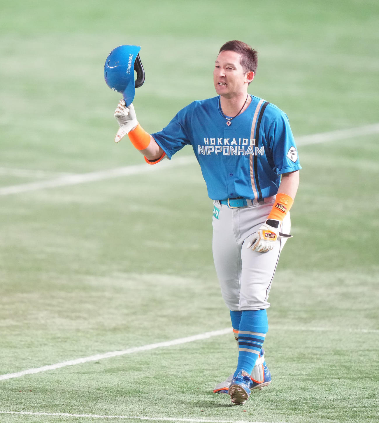 日本代表対日本ハム　7回表日本ハム無死一塁、右飛に倒れ、拍手に応えながらベンチに引き揚げる杉谷（撮影・江口和貴）