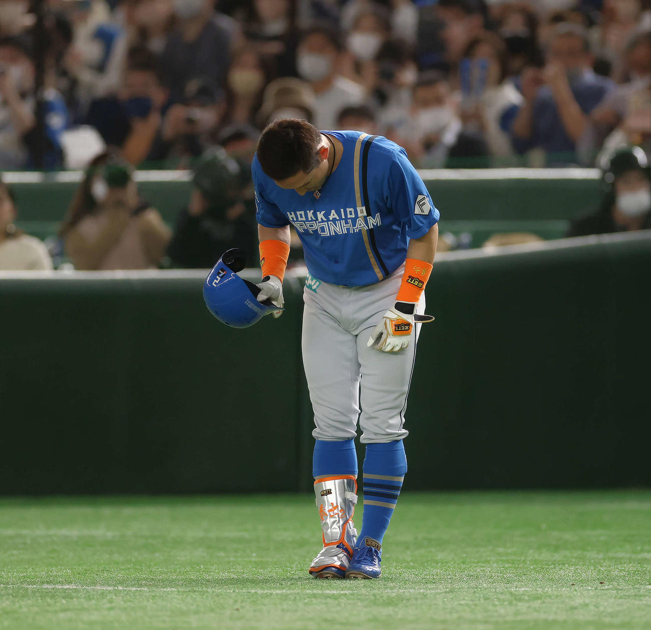 日本代表対日本ハム　7回表日本ハム無死一塁、最終打席を終えた杉谷はグラウンドに向かい一礼する（撮影・河田真司）