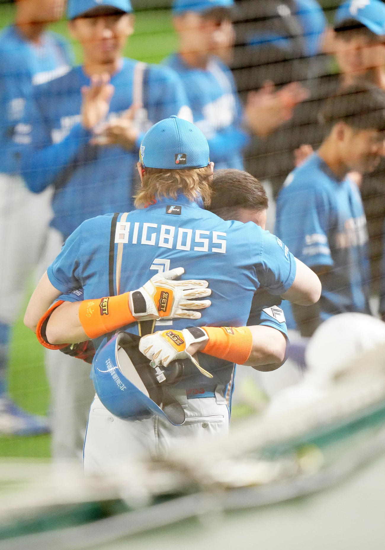 日本代表対日本ハム　7回表日本ハム無死一塁、右飛に倒れ、引き揚げた杉谷はベンチ前で新庄監督（手前）と抱き合う（撮影・江口和貴）