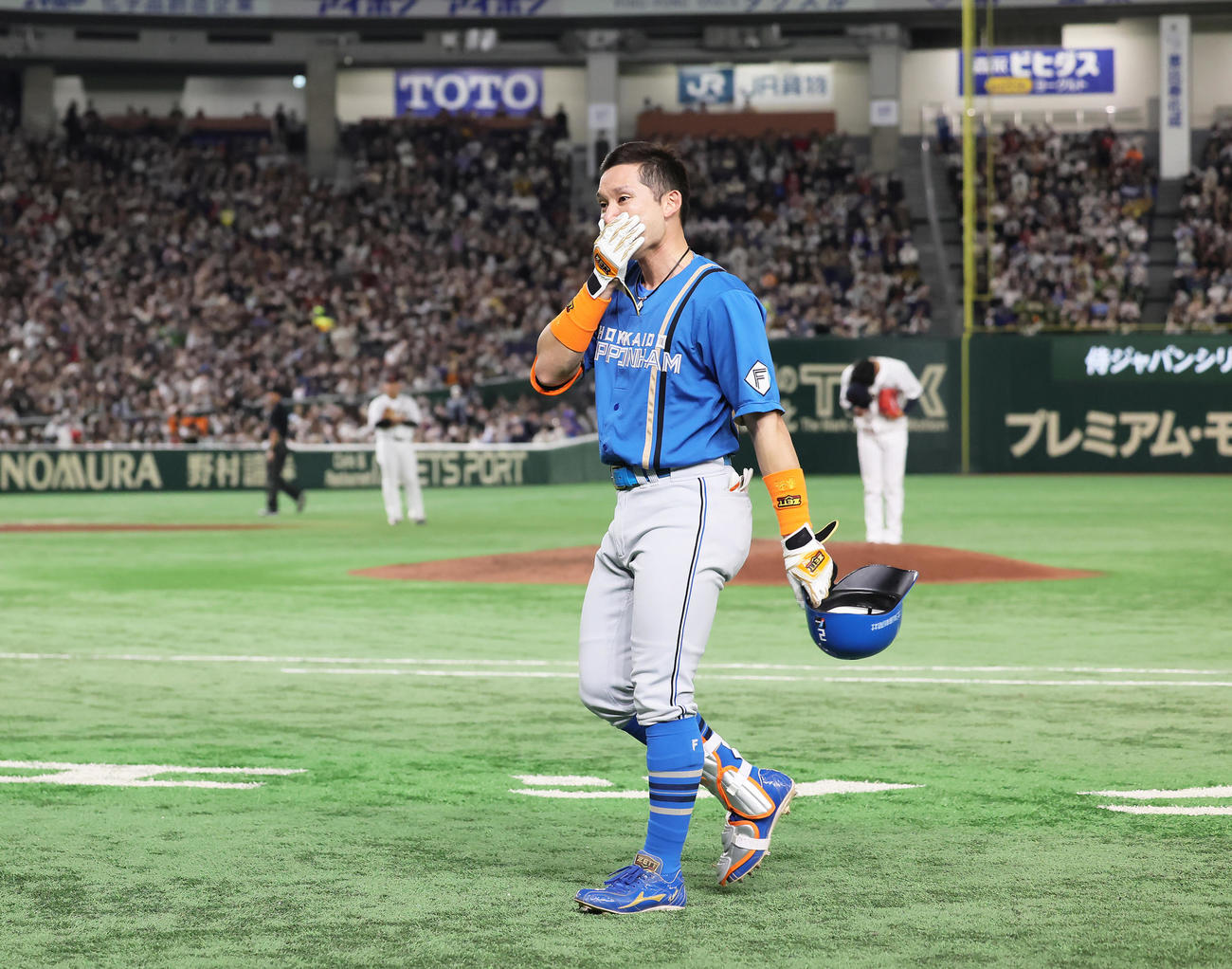 日本代表対日本ハム　7回表日本ハム無死一塁、杉谷は右飛に倒れ感極まった表情で引き揚げる（撮影・足立雅史）
