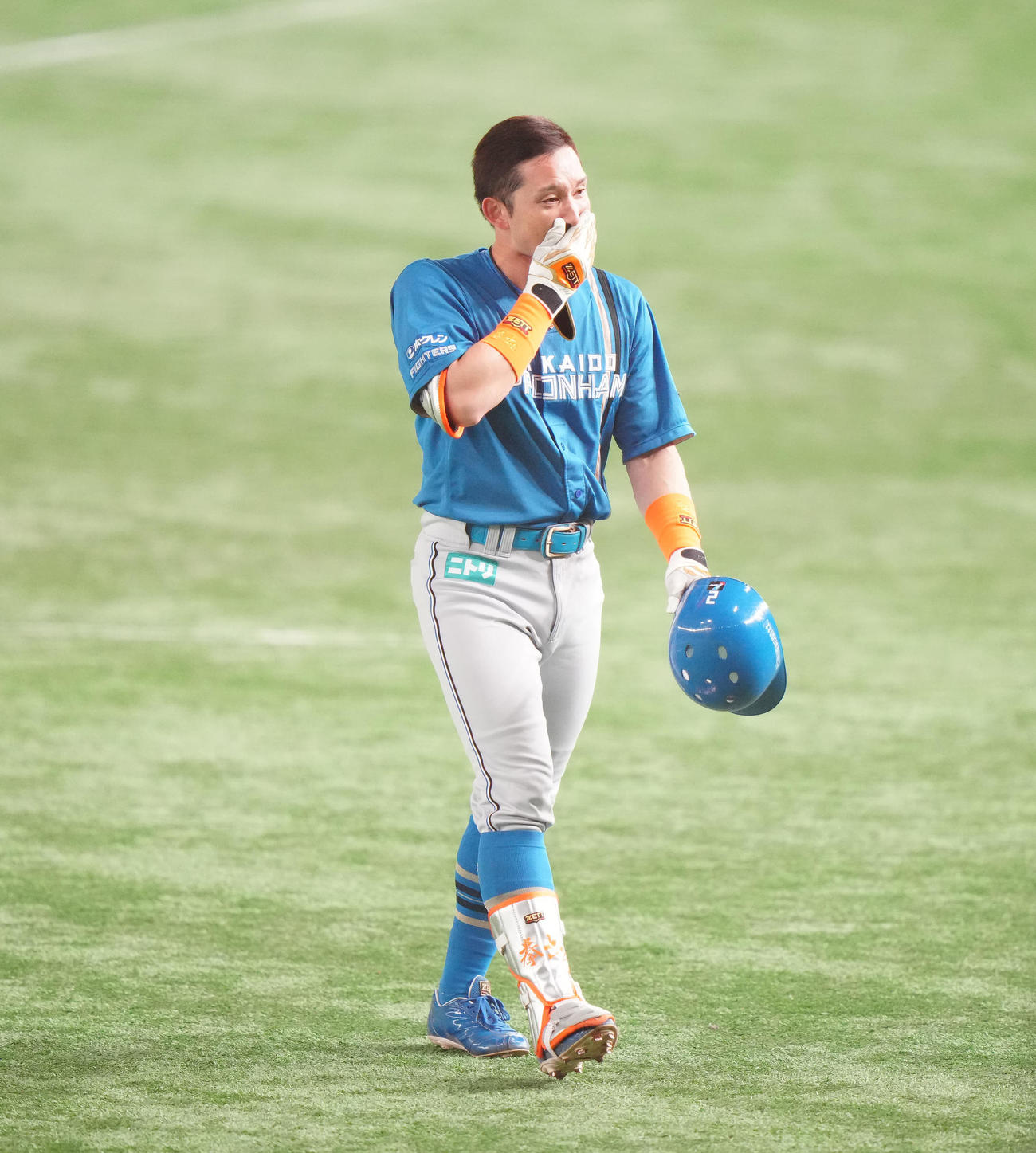 日本代表対日本ハム　7回表日本ハム無死一塁、右飛に倒れ、口に手をやりながらベンチに引き揚げる杉谷（撮影・江口和貴）