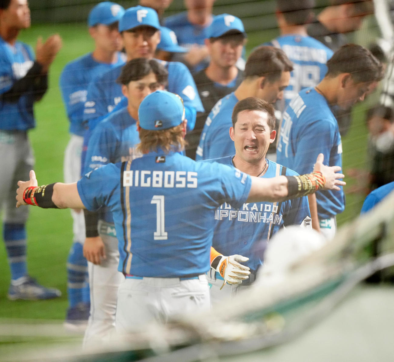 日本代表対日本ハム　7回表日本ハム無死一塁、右飛に倒れ、新庄監督（手前）に出迎えられる杉谷（撮影・江口和貴）