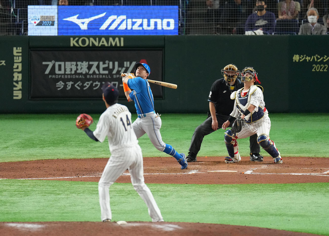日本代表対日本ハム　7回表日本ハム無死一塁、右飛に倒れる代打杉谷拳士。投手高橋（撮影・垰建太）