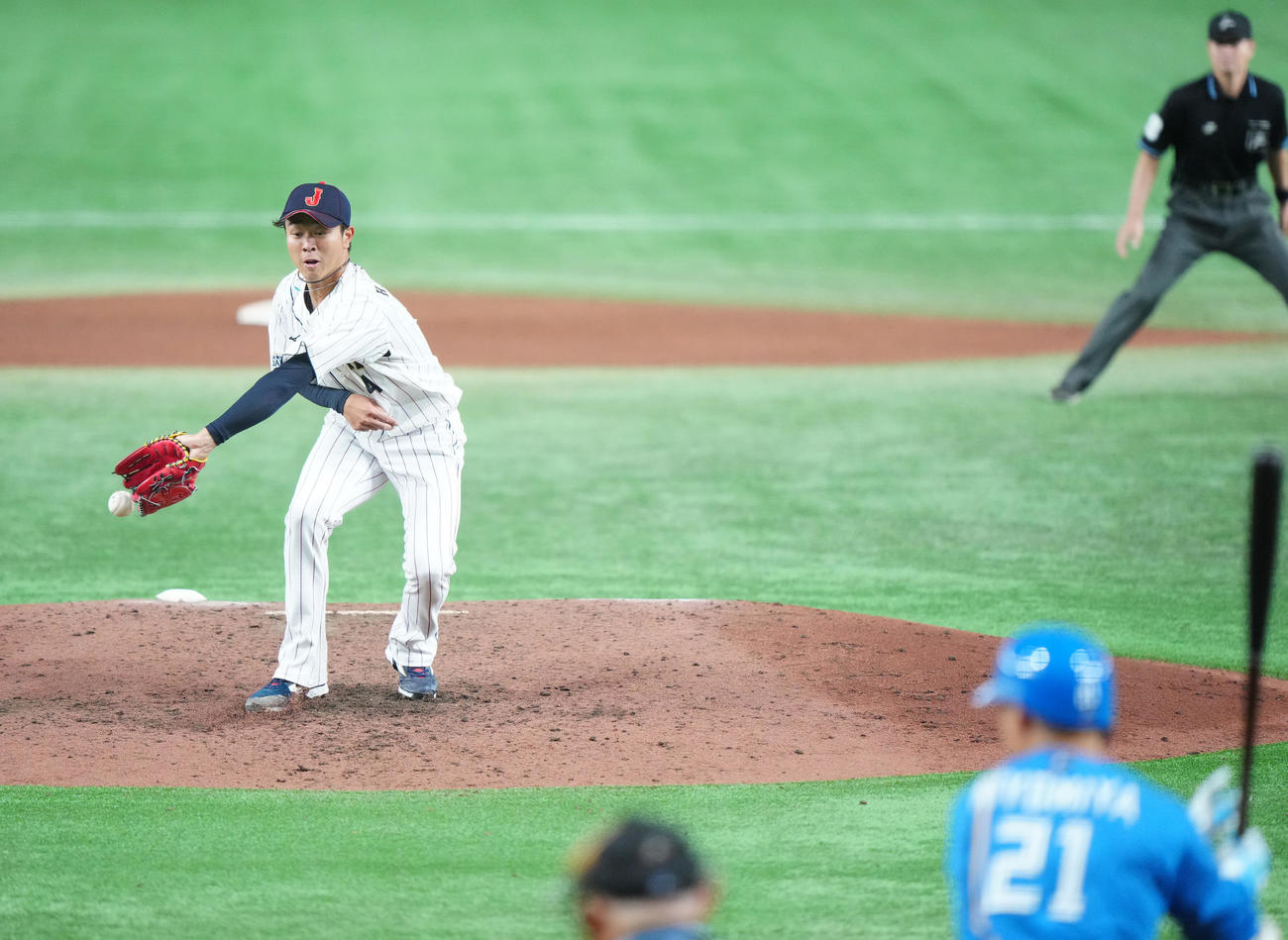日本代表対日本ハム　6回表日本ハム1死一塁、清宮（手前）に内野安打を許す高橋宏（撮影・江口和貴）