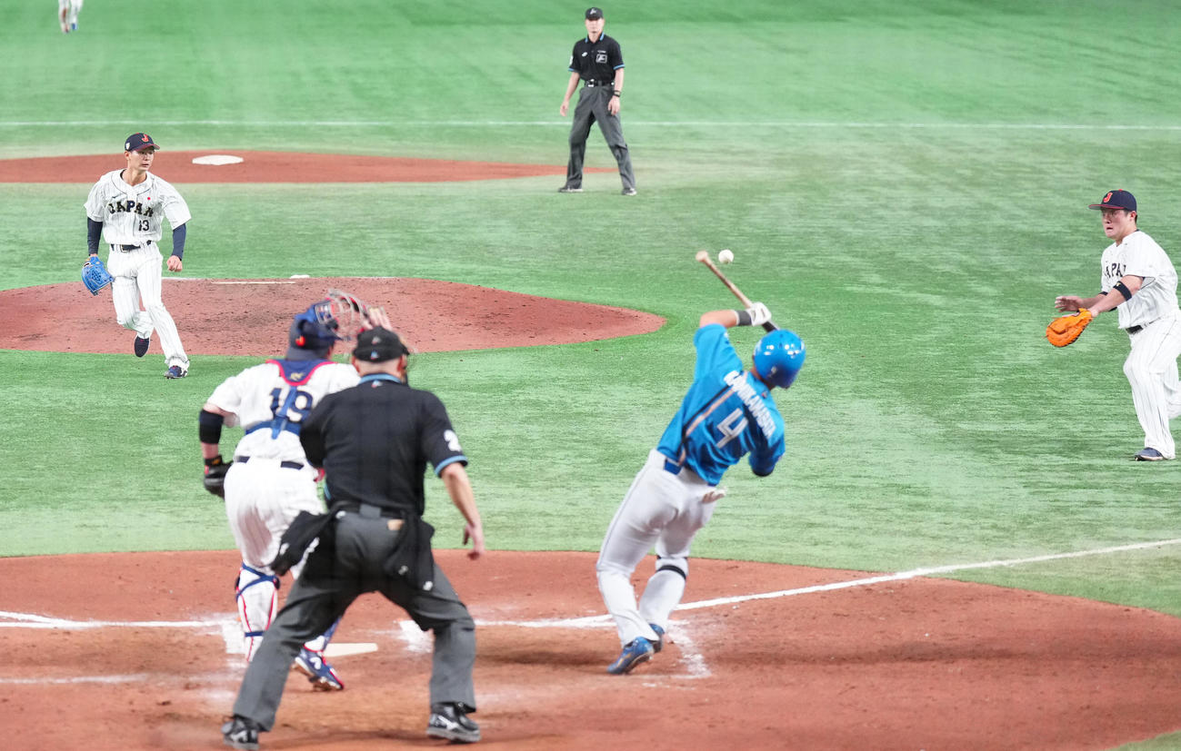 日本代表対日本ハム　8回表日本ハム無死一、二塁、上川畑の打球を一塁手牧（右）が好捕し三重殺となった（撮影・江口和貴）