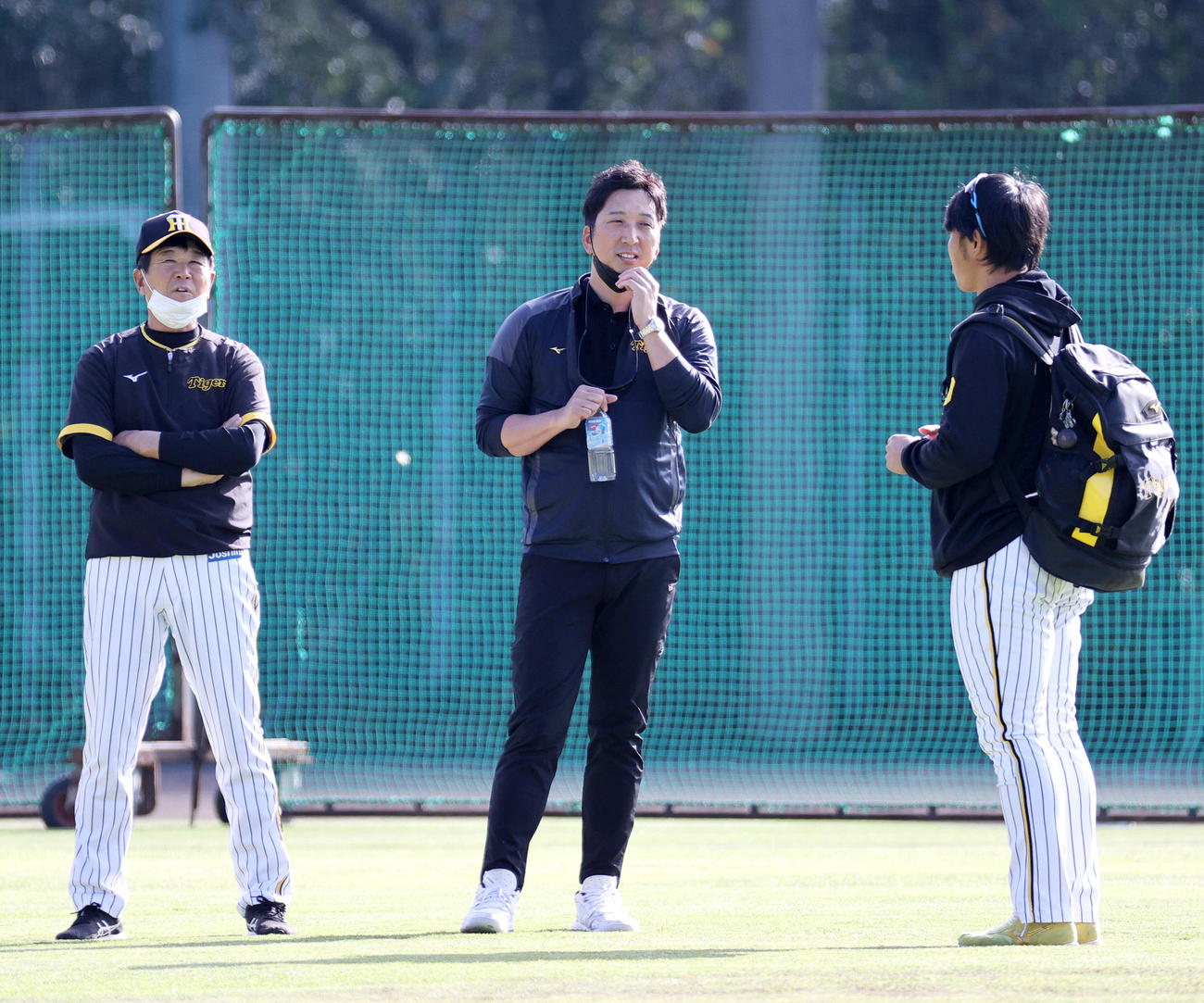 安芸キャンプに訪れた藤川SA（中央）は高山（右）と話す。左は平田ヘッドコーチ（撮影・上山淳一）