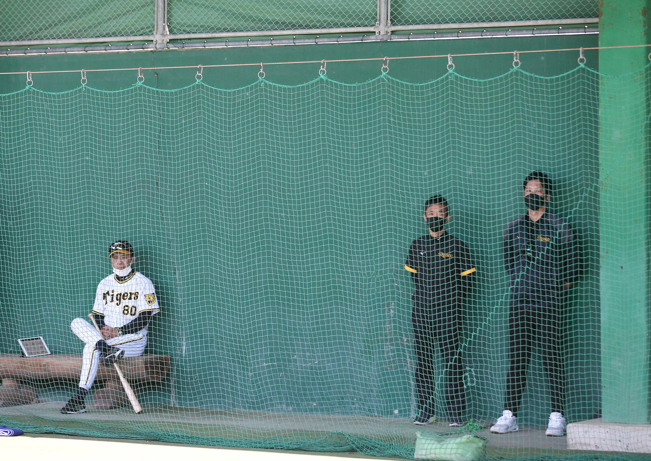 ブルペンを視察する岡田監督（左）と藤川SA（右）（撮影・上山淳一）