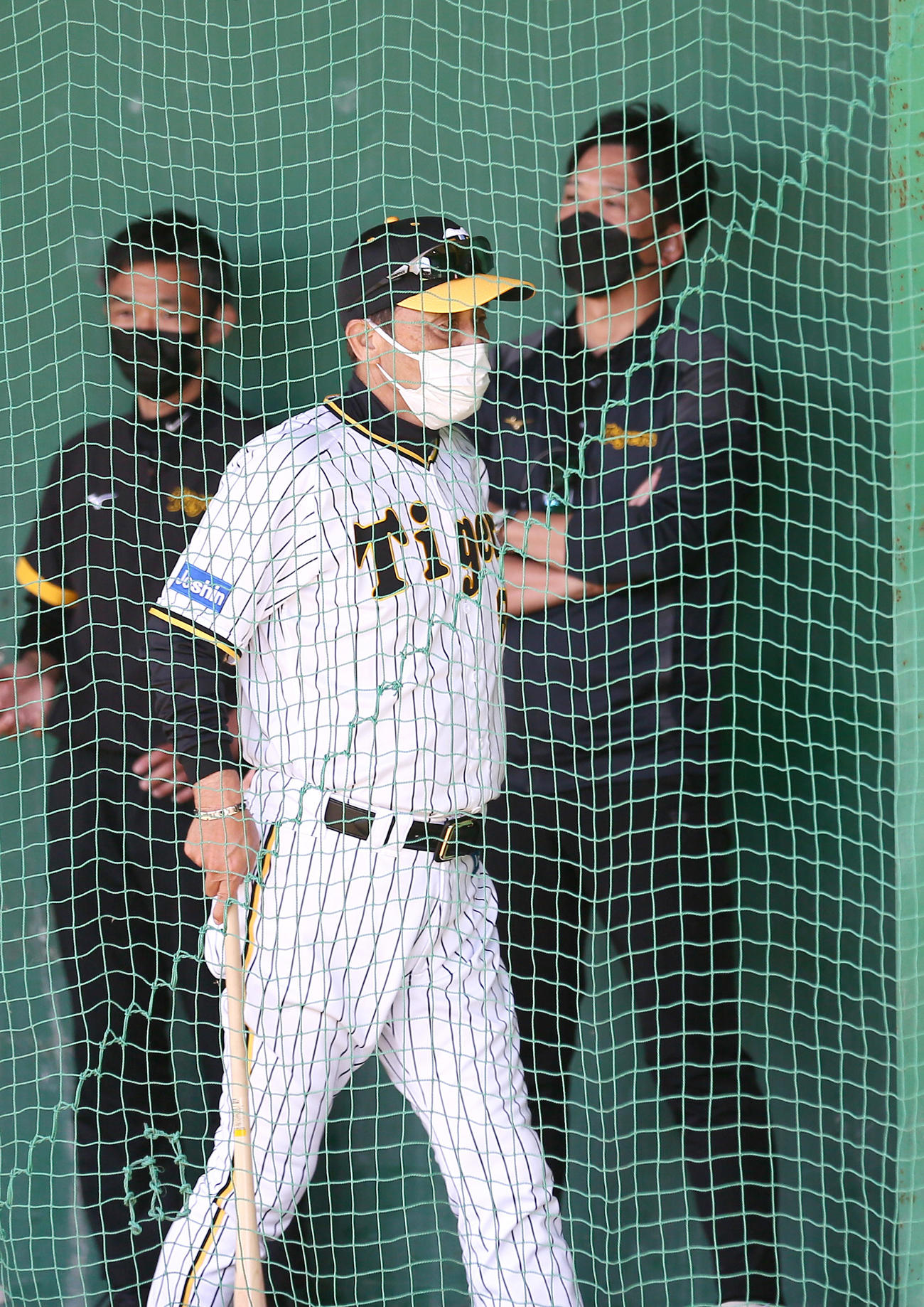 ブルペンを視察し移動する岡田監督（手前）。右は藤川SA（右）（撮影・上山淳一）