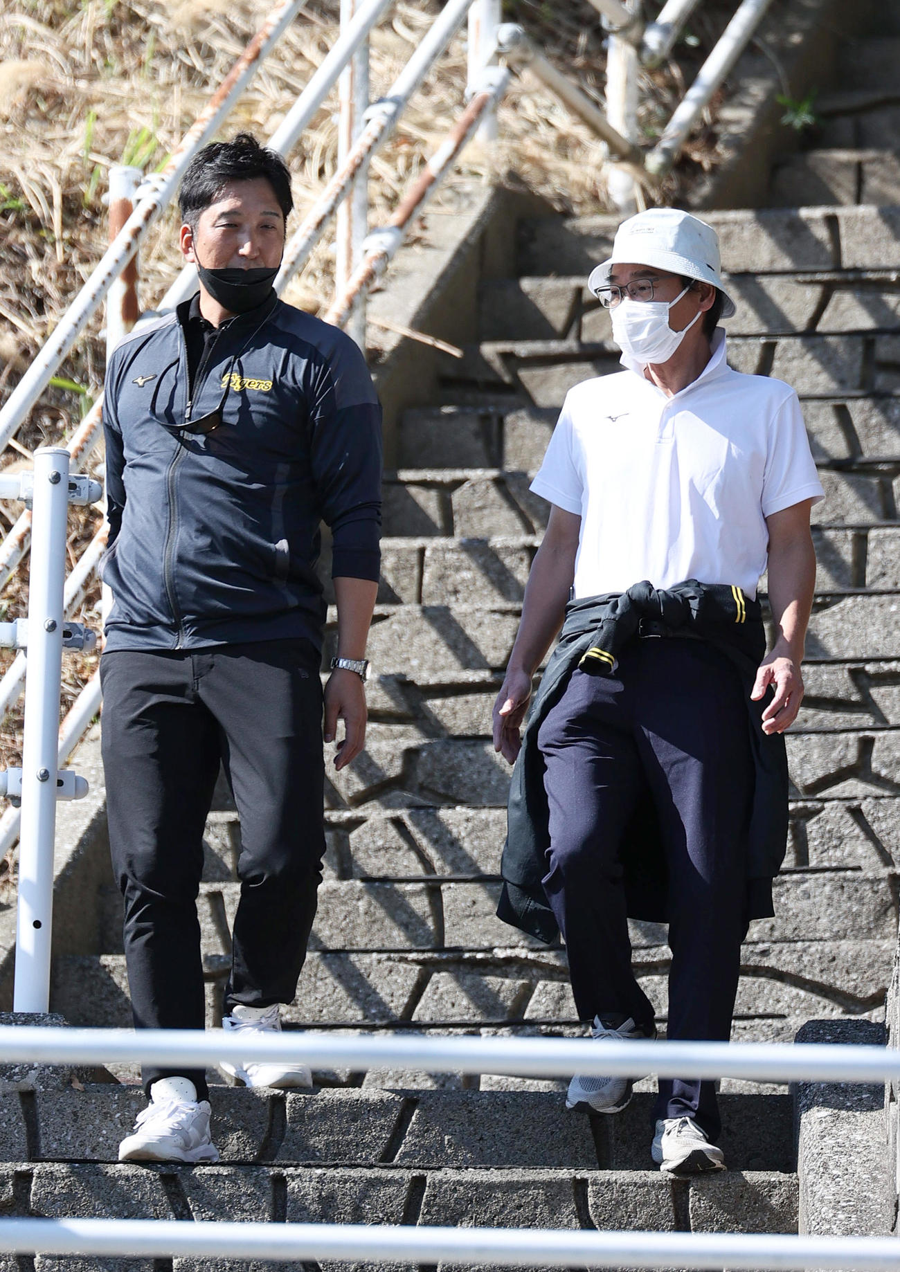 藤川SA（左）はブルペンへ向かう階段を下りる（撮影・上山淳一）