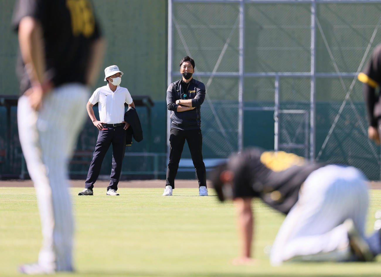 サブグラウンドを視察する藤川SA（右）（撮影・上山淳一）