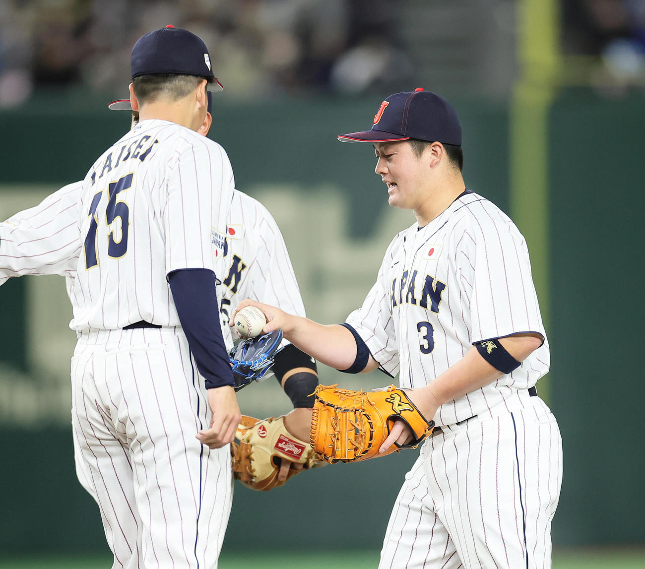 日本代表対日本ハム　日本代表の牧（右）は勝利球を大勢にたくす（撮影・足立雅史）