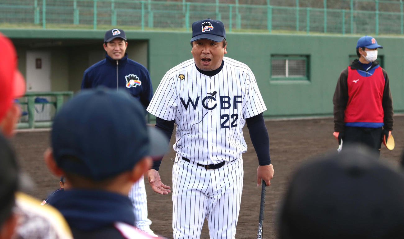 子どもたちを指導する里崎氏（中央）。左奥はヤクルトOBの五十嵐氏（撮影・永野高輔）