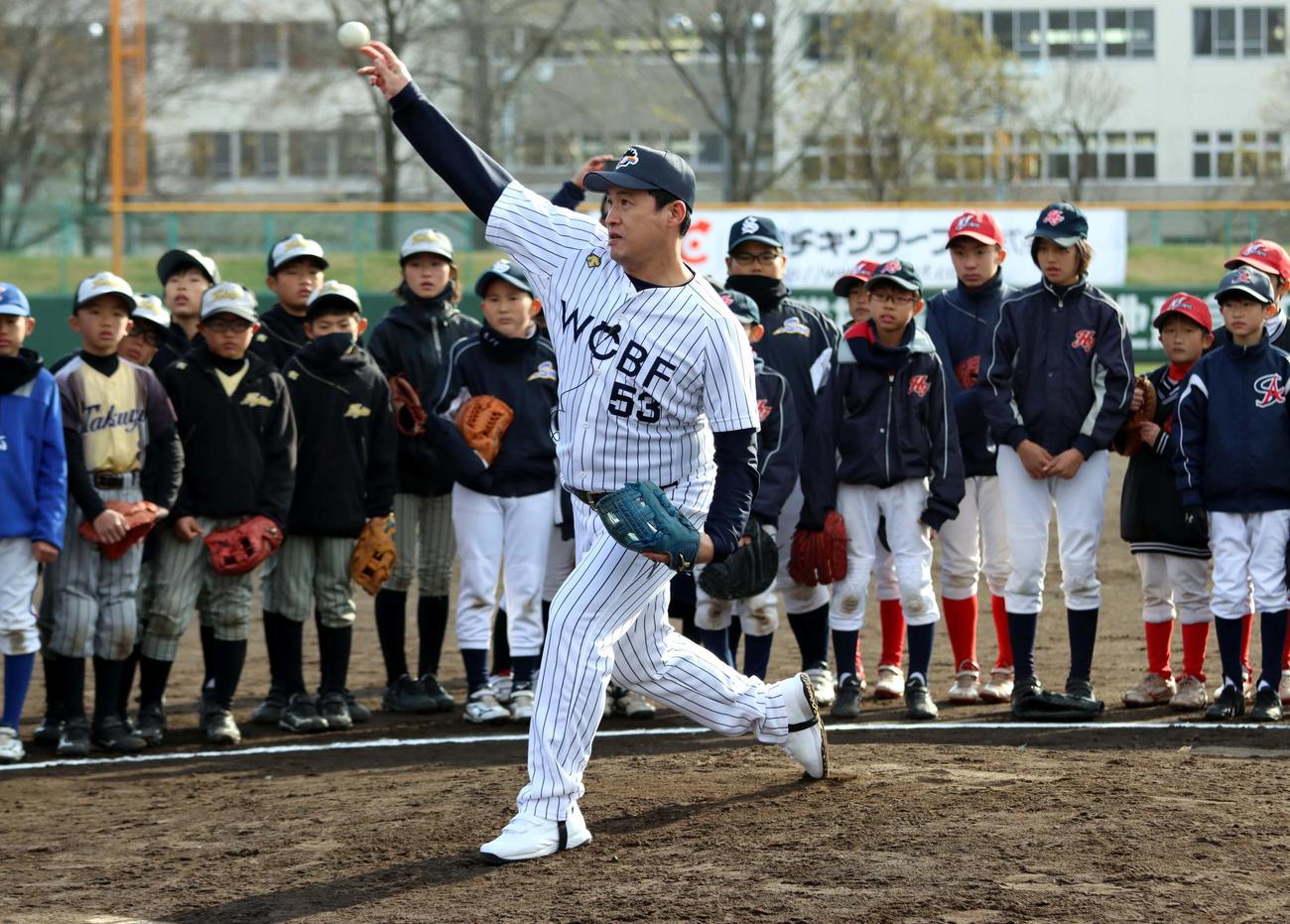 実演をまじえ子どもたちを指導するヤクルトOBの五十嵐氏（撮影・永野高輔）
