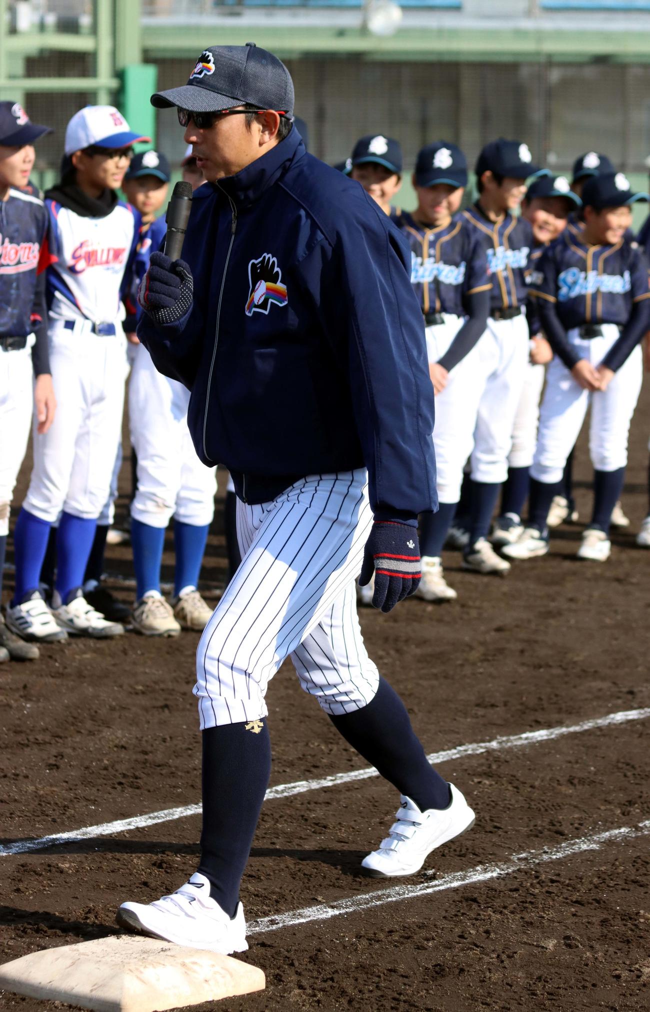 小学生にベースの踏み方を指導するソフトバンクOBで現BC・栃木の川崎（撮影・永野高輔）