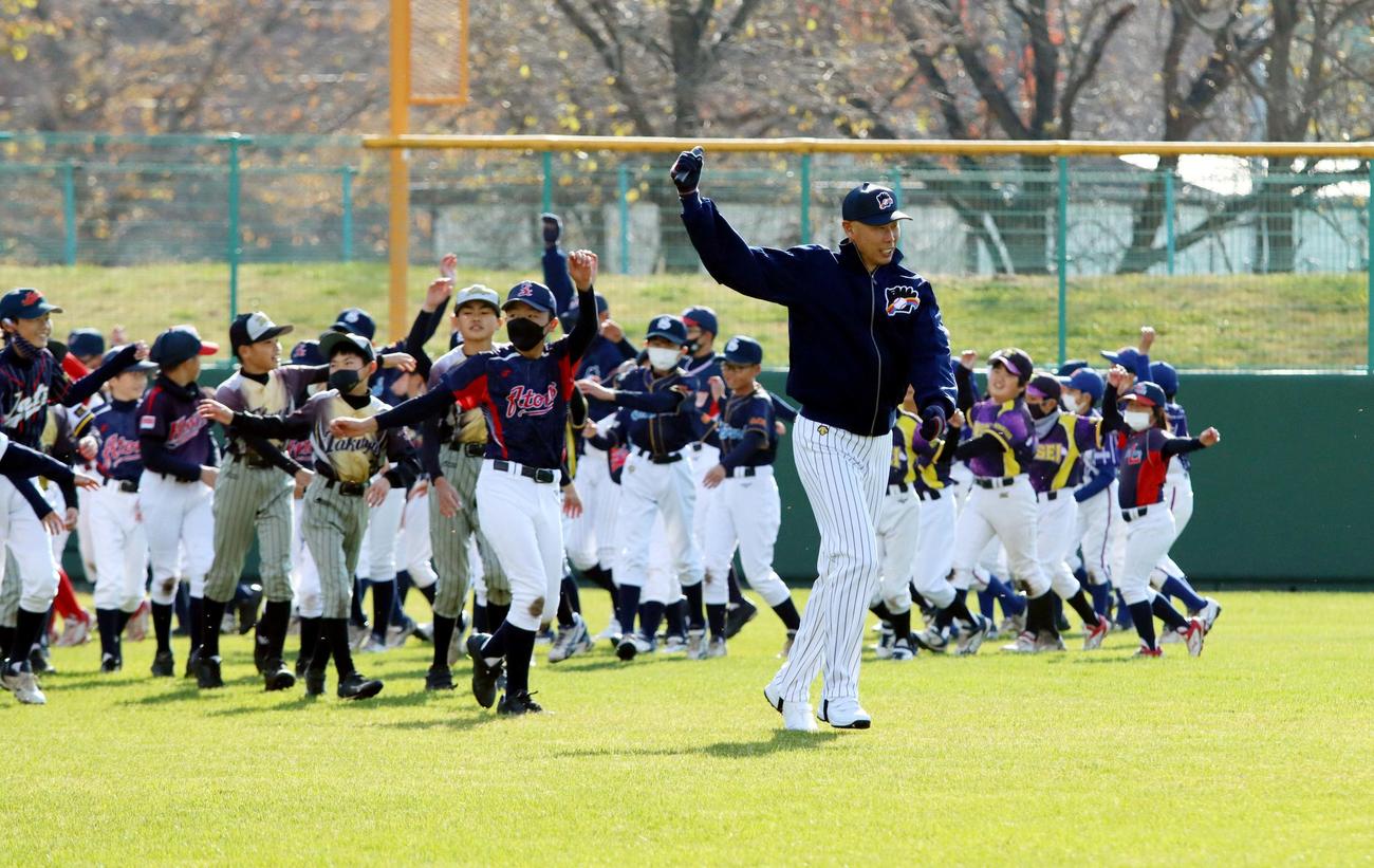 少年野球教室で指導する日本ハム森本外野守備走塁コーチ（撮影・永野高輔）