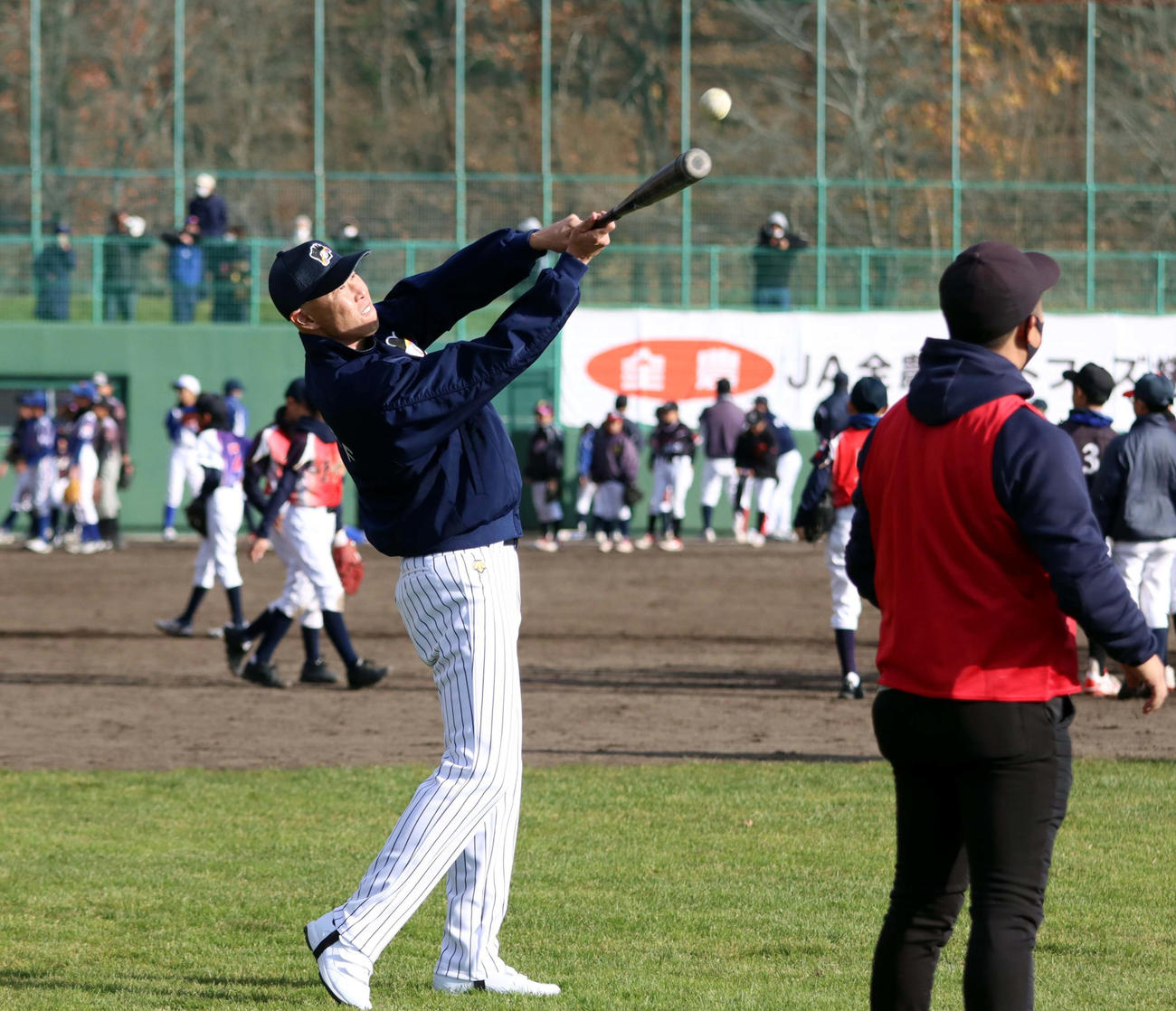 小学生相手にノックを打つ日本ハム外野守備走塁コーチに就任した森本氏（撮影・永野高輔）