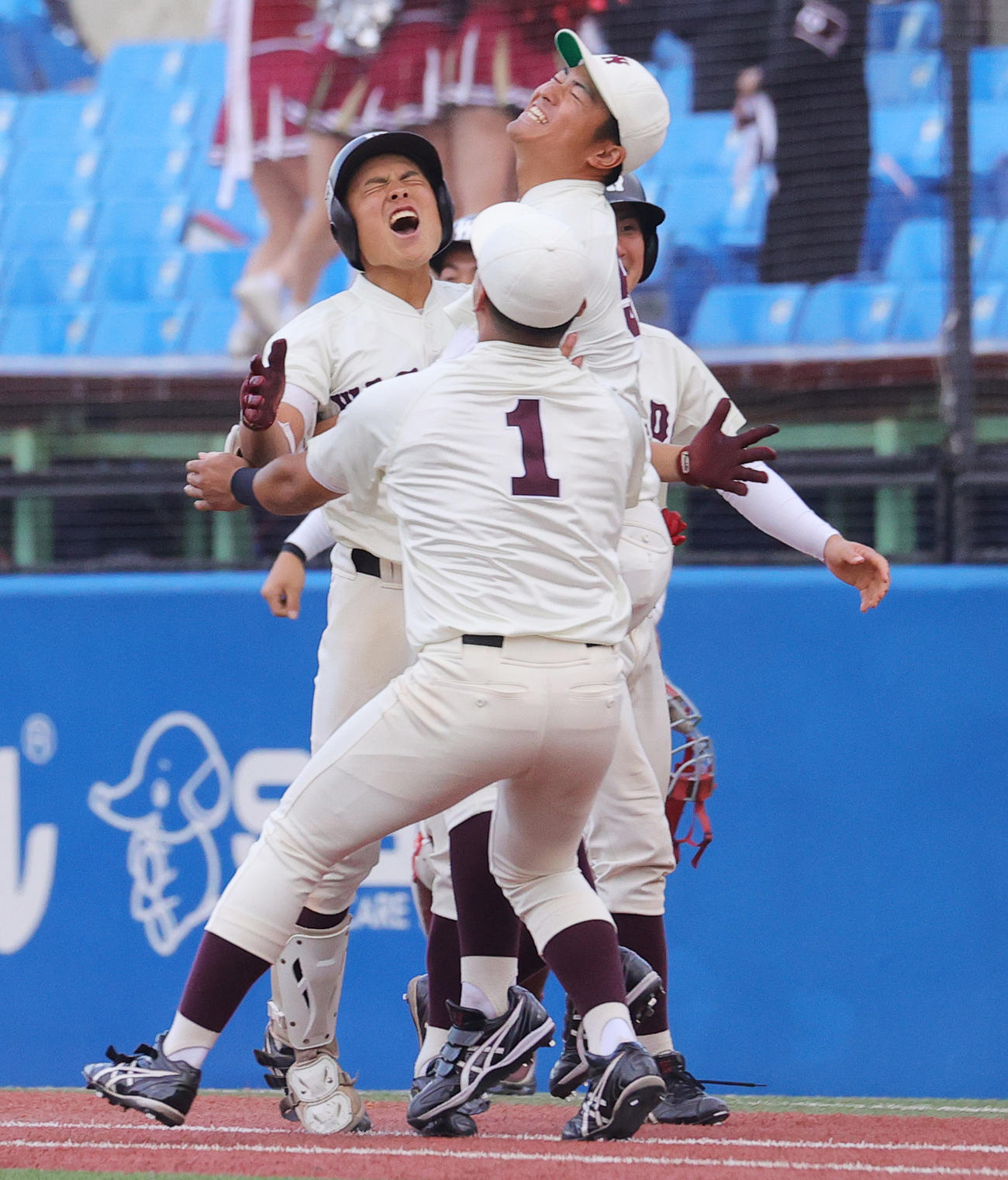 慶大対早大　9回裏早大2死満塁、右前にサヨナラ打を放った松木（左）は、祝福攻めにあう(撮影・野上伸悟）