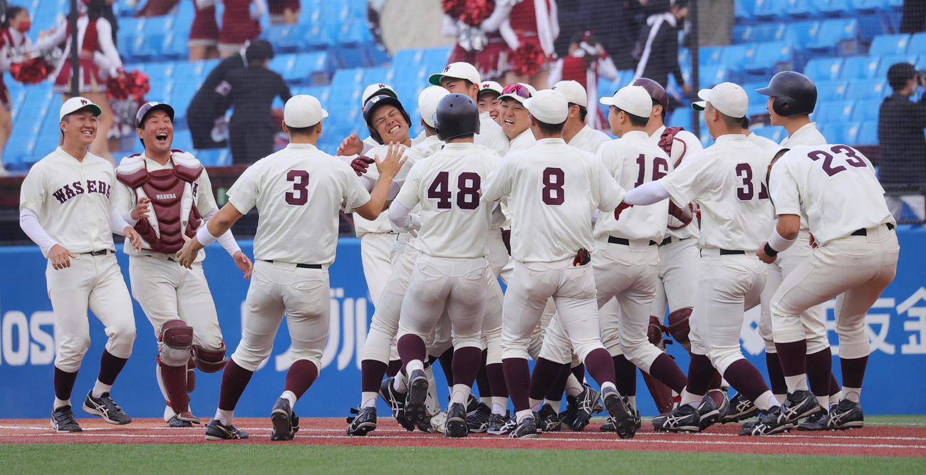 慶大対早大　9回裏早大2死満塁、右前にサヨナラ打を放った松木（左から4人目）は、祝福攻めにあう(撮影・野上伸悟）