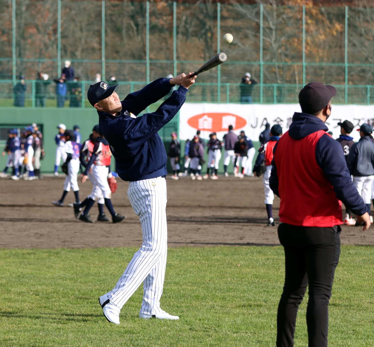 小学生相手にノックを打つ日本ハム外野守備走塁コーチに就任した森本氏（撮影・永野高輔）
