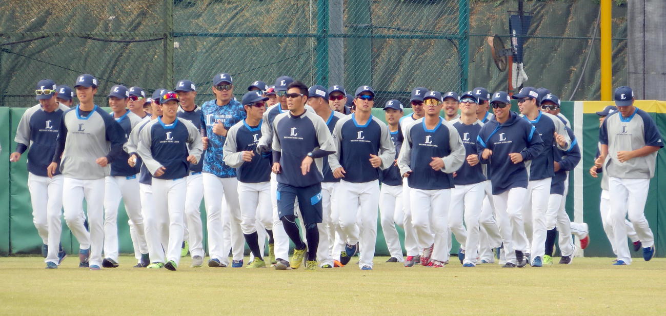 秋季キャンプでランニングを行う選手たち（撮影・鎌田直秀）