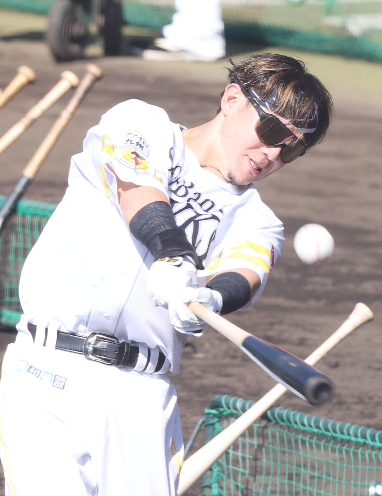 ロングティーで汗を流す牧原大成（撮影・梅根麻紀）