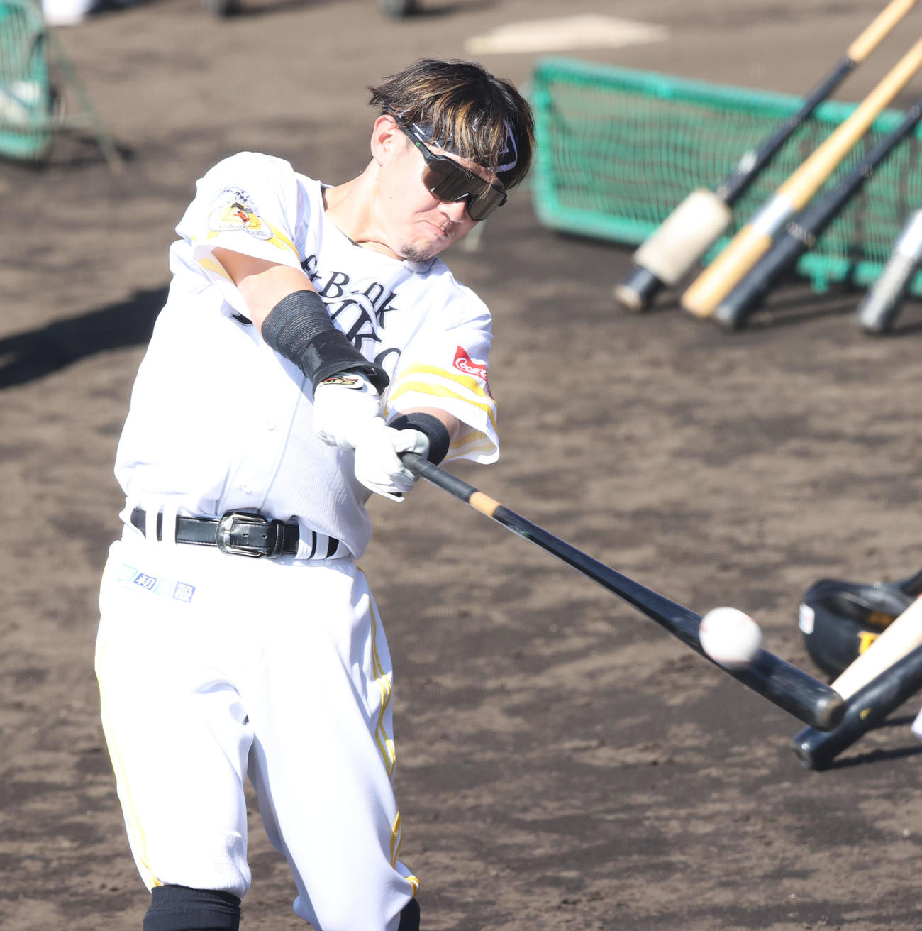 ロングティーで汗を流す牧原大成（撮影・梅根麻紀）