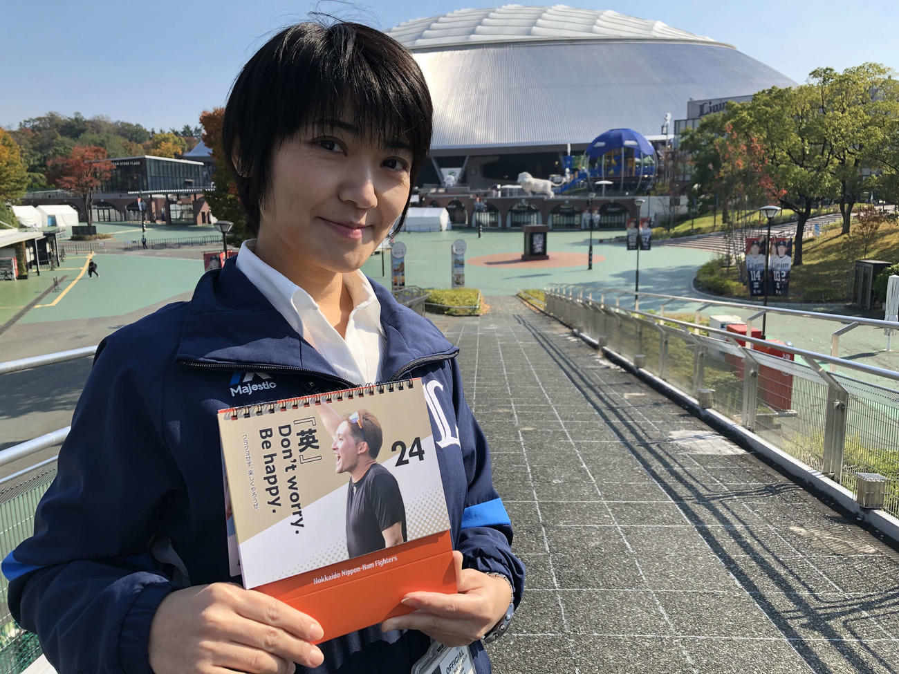 日本ハム杉谷の日めくりカレンダーを手に笑顔の鈴木あずささん