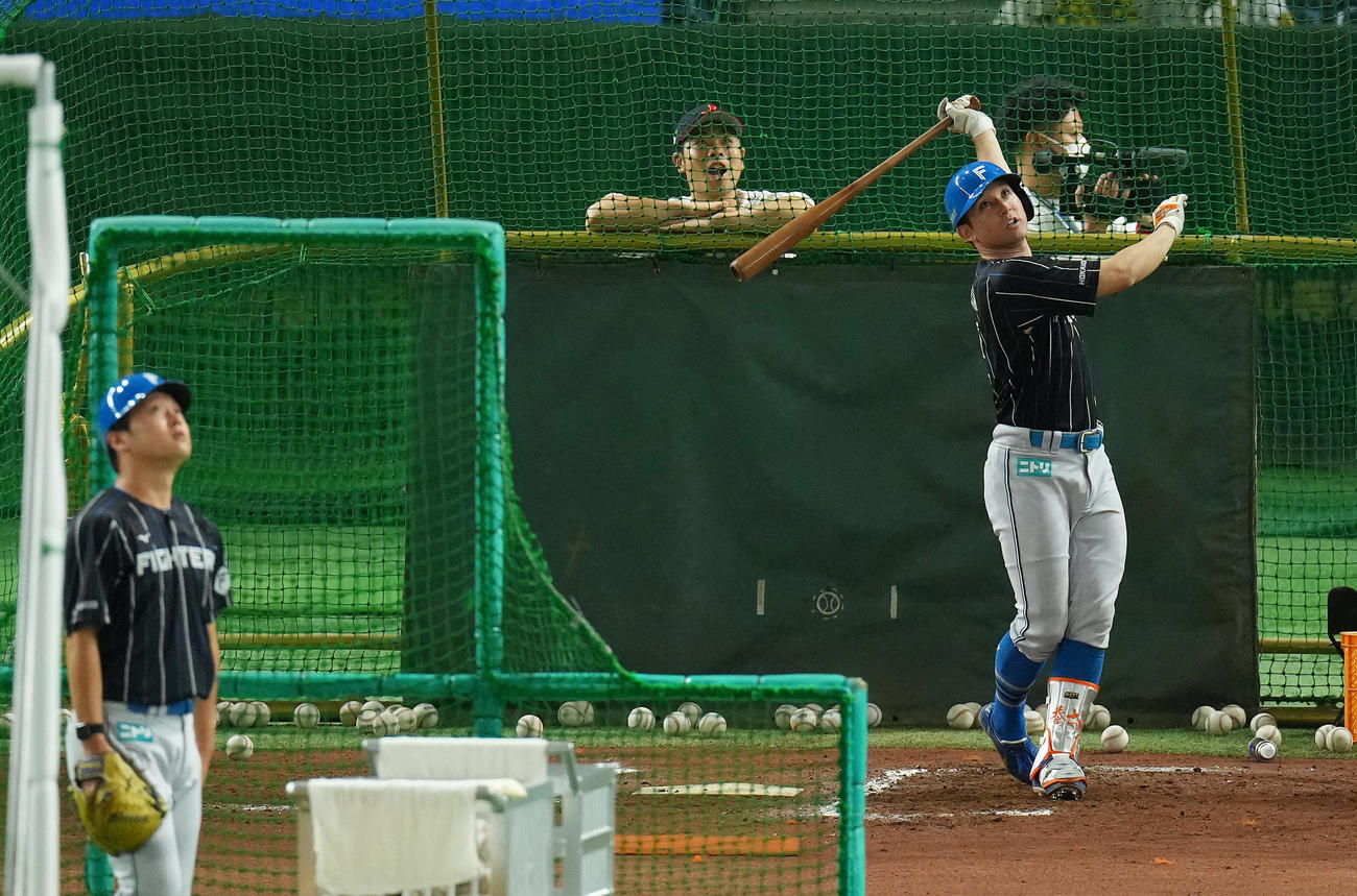 日本代表対日本ハム　試合前、西武のウグイス嬢、鈴木あずささんのアナウンスを受けフリー打撃する日本ハム杉谷。後方は日本代表近藤（撮影・垰建太）