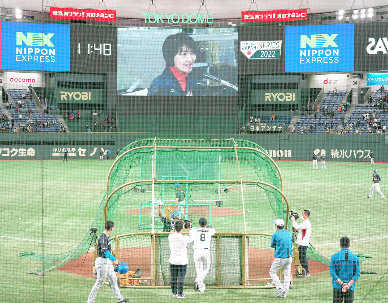 日本代表対日本ハム　試合前の打撃練習を行う日本ハム杉谷のアナウンスを務める鈴木あずささんを映し出すビジョン（撮影・江口和貴）
