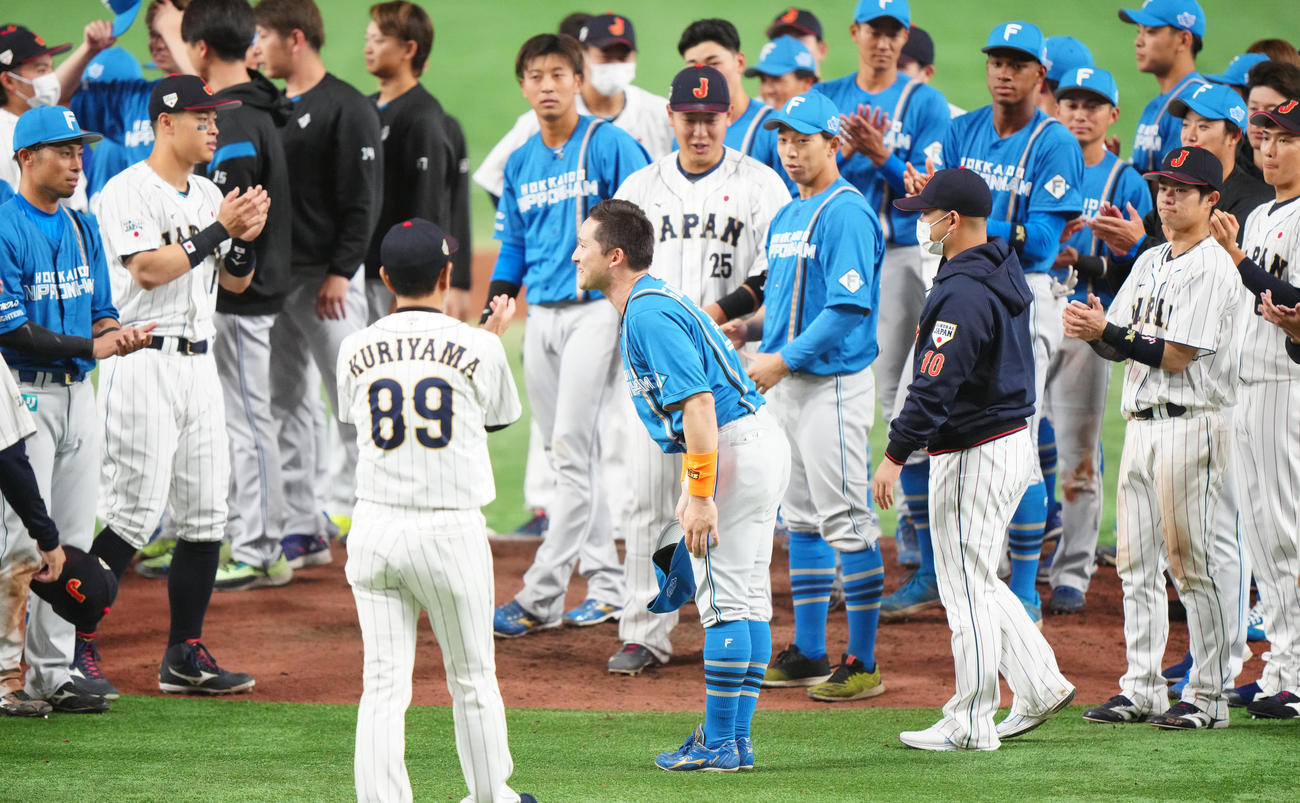 日本代表対日本ハム　試合後、日本ハムと日本代表の選手たちに胴上げされ、あいさつする杉谷（中央）（撮影・江口和貴）