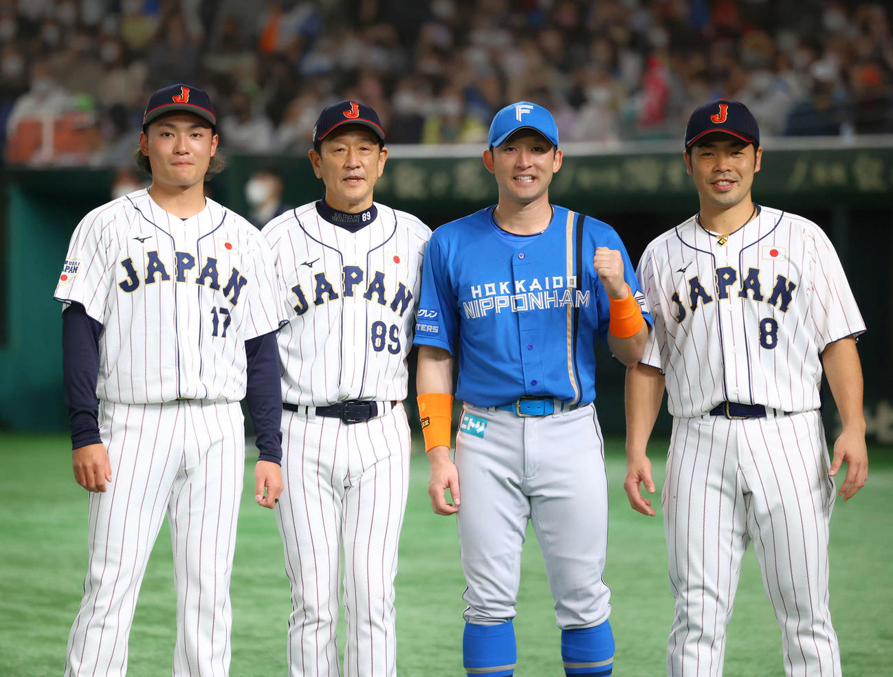 日本代表対日本ハム　　試合を終え杉谷（中央右）と写真に納まる、左から伊藤、栗山英樹監督、1人おいて近藤（撮影・河田真司）