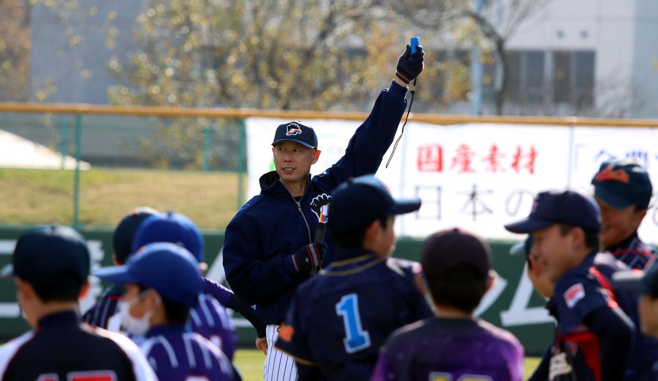 少年野球教室で指導する日本ハム外野守備走塁コーチに就任した森本氏（撮影・永野高輔）