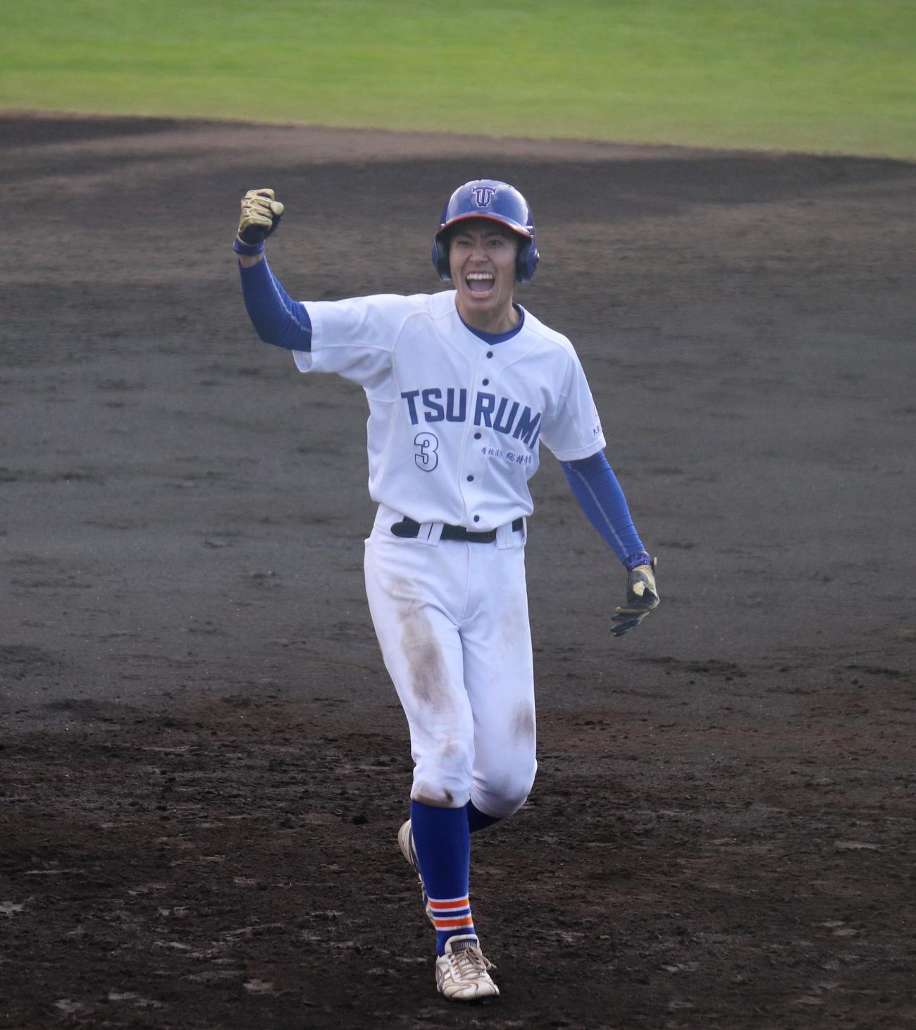 横浜国大対鶴見大　5回裏鶴見大1死一、二塁　左前適時打を放ちガッツポーズをする加賀谷（撮影・星夏穂）
