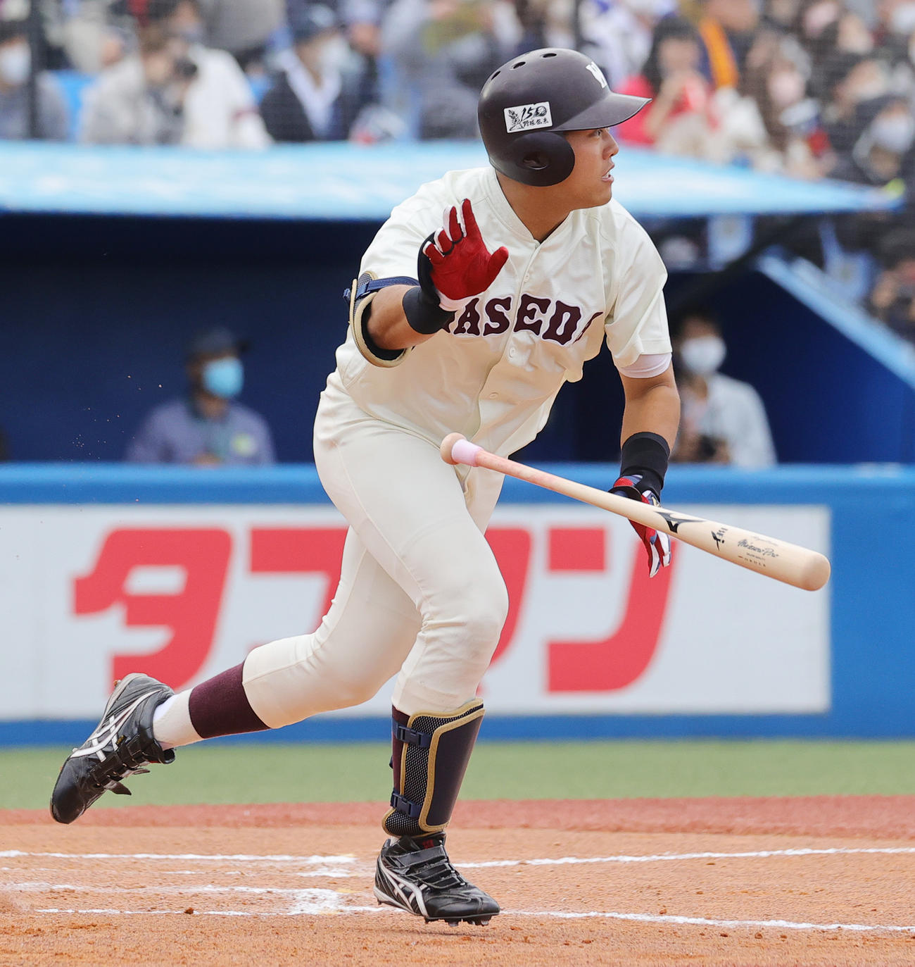 慶大対早大　6回裏早大1死二塁、中越え2点本塁打を放つ蛭間(撮影・野上伸悟）
